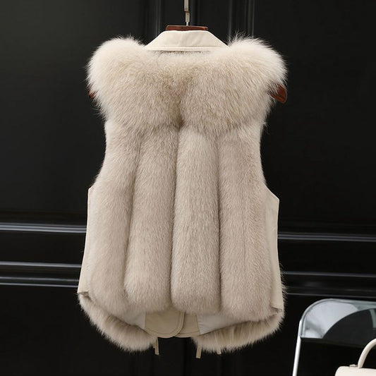 Women's short faux fur coat with long sleeves