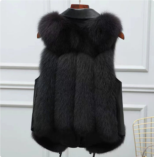 Women's short faux fur coat with long sleeves