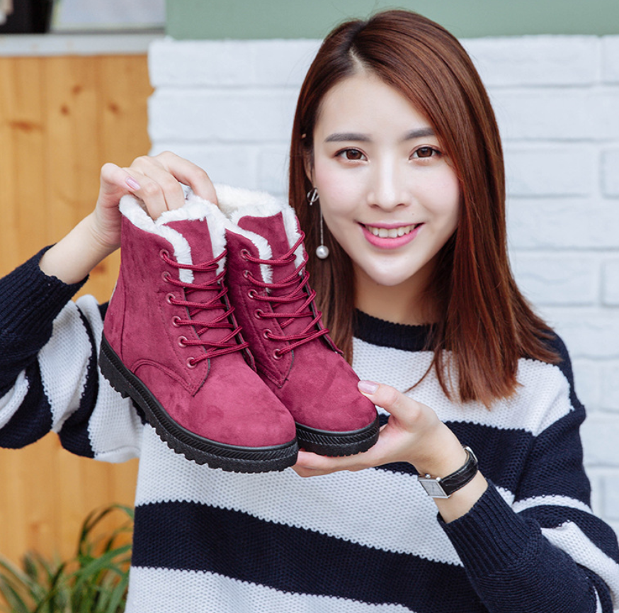 Women's flat snow boots with plush lining