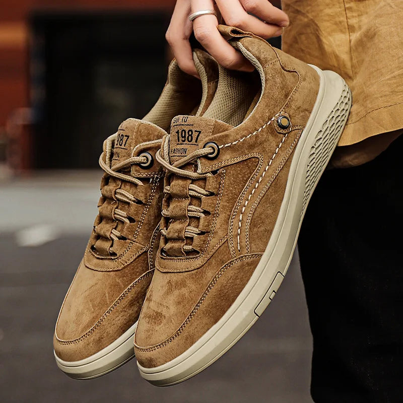 Men's suede sneakers with low-top design - brown