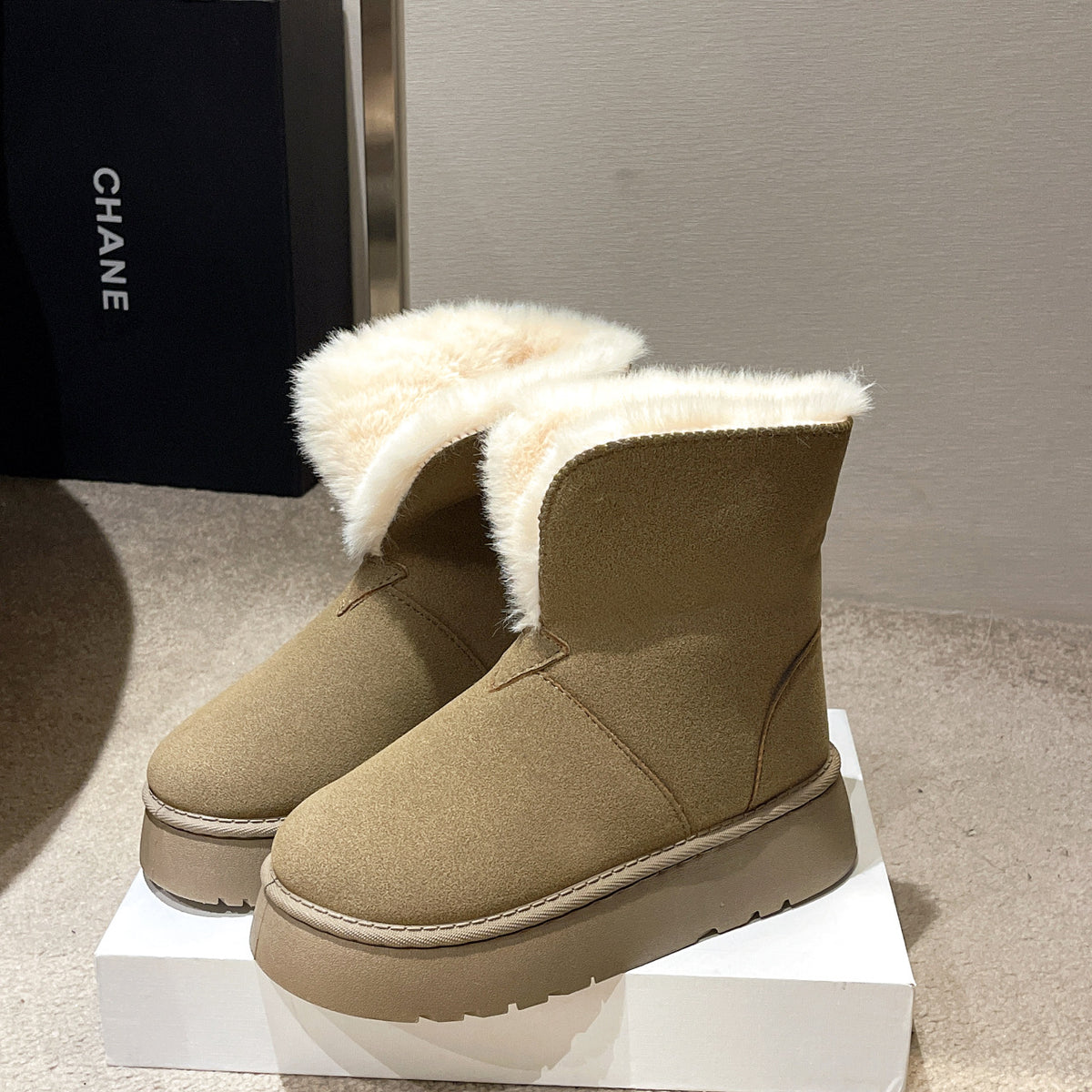 Women's plush lined winter ankle snow boots