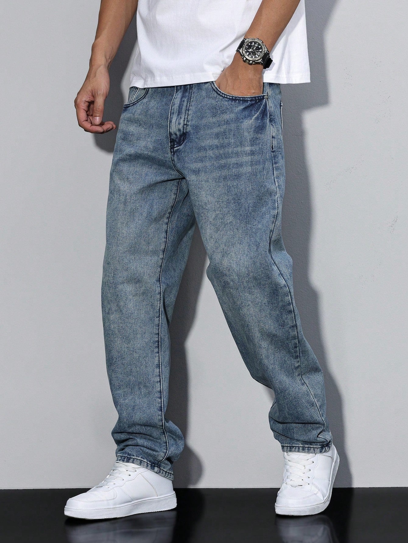 mens-casual-denim-jeans-with-zip-fly-and-five-pockets-2