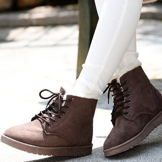 Women's heeled ankle snow boots with plush insole