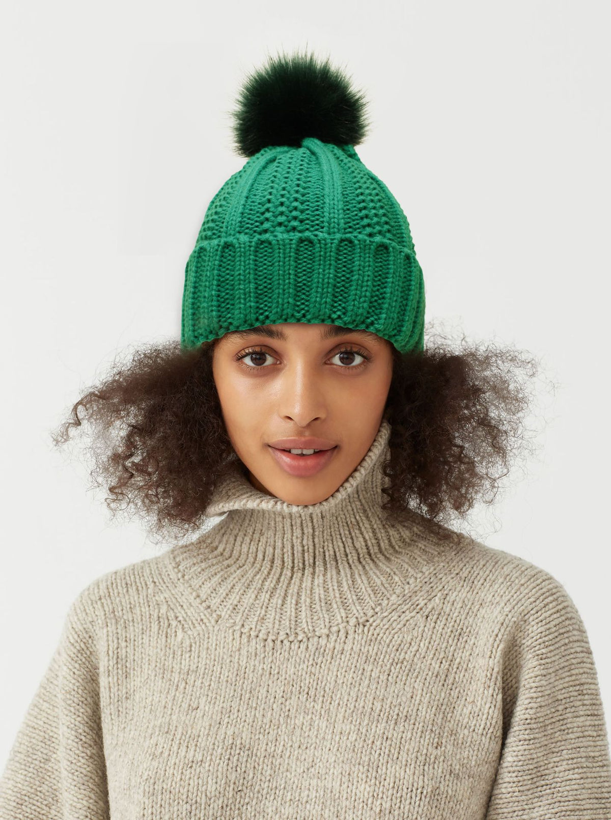 Women's knit beanie with faux fur pom pom