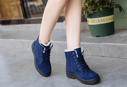 Women's flat snow boots with plush lining