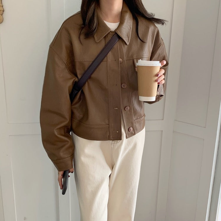 Women's short leather jacket with lapel collar in camel