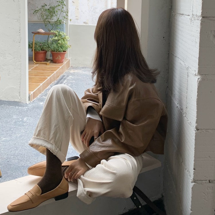 Women's short leather jacket with lapel collar in camel