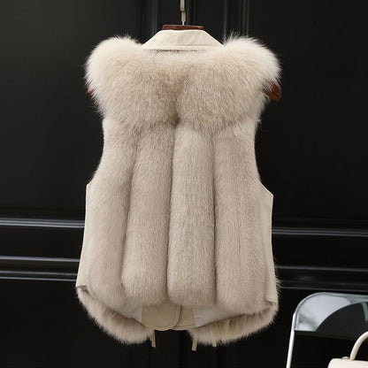Women's short faux fur coat with long sleeves