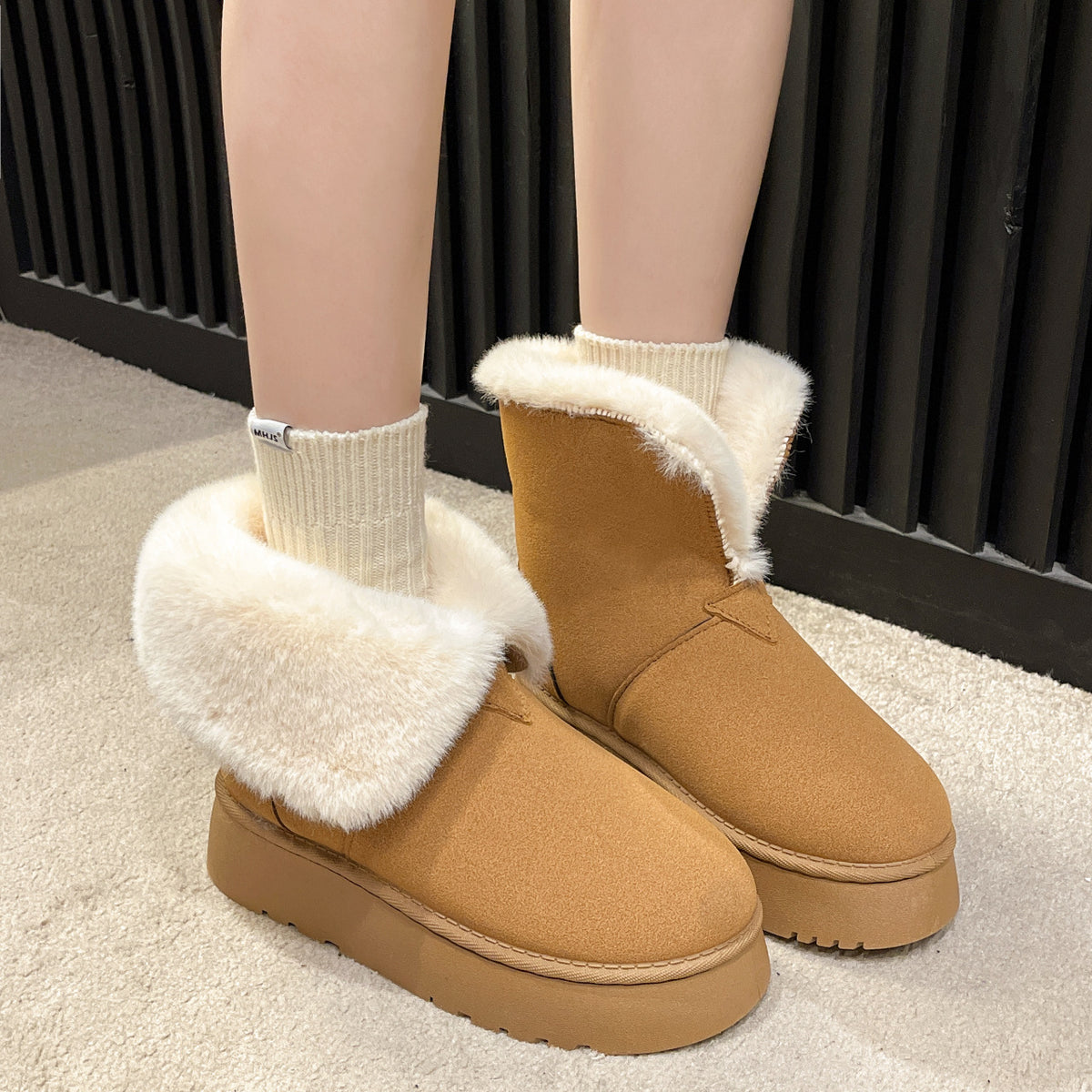 Women's plush lined winter ankle snow boots