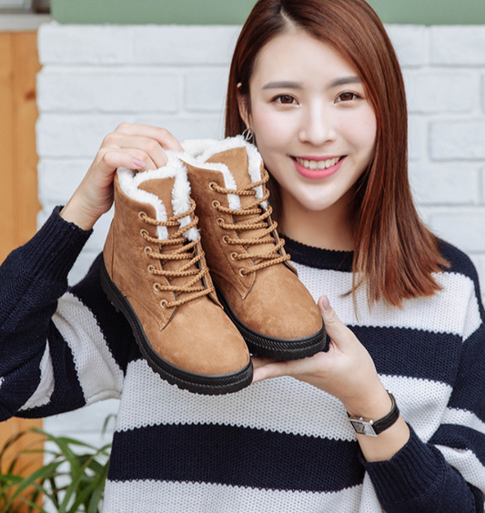Women's flat snow boots with plush lining