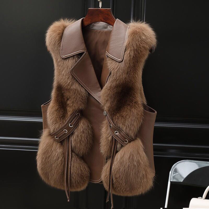 Women's short faux fur coat with long sleeves
