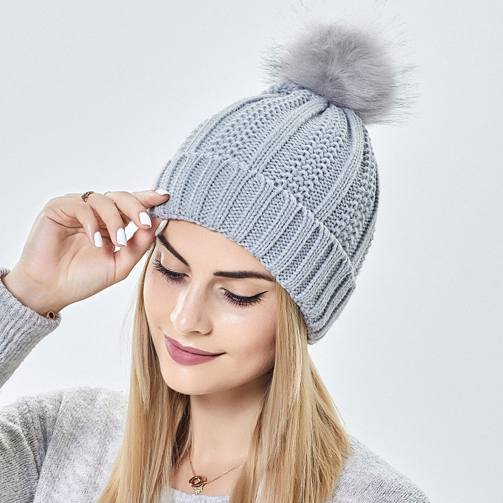 Women's knit beanie with faux fur pom pom