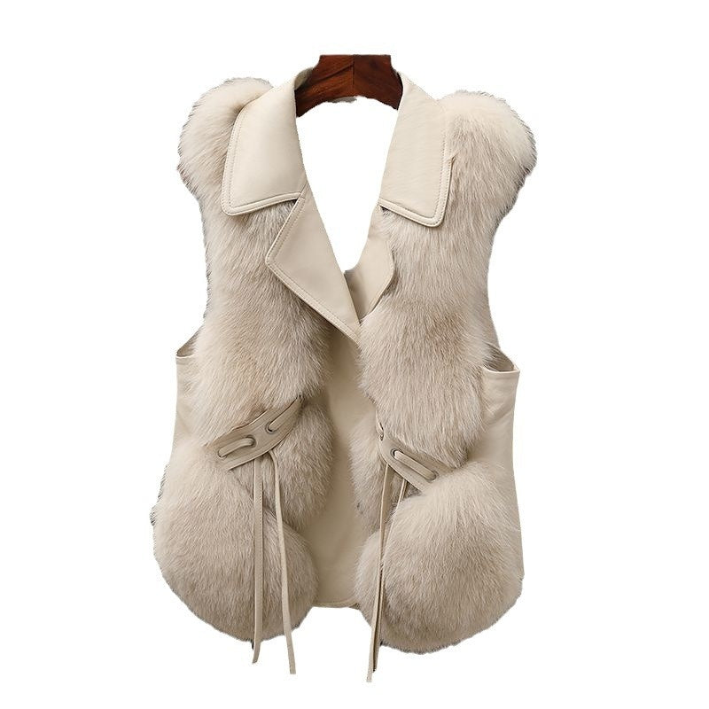 Women's short faux fur coat with long sleeves