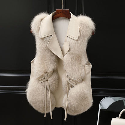Women's short faux fur coat with long sleeves