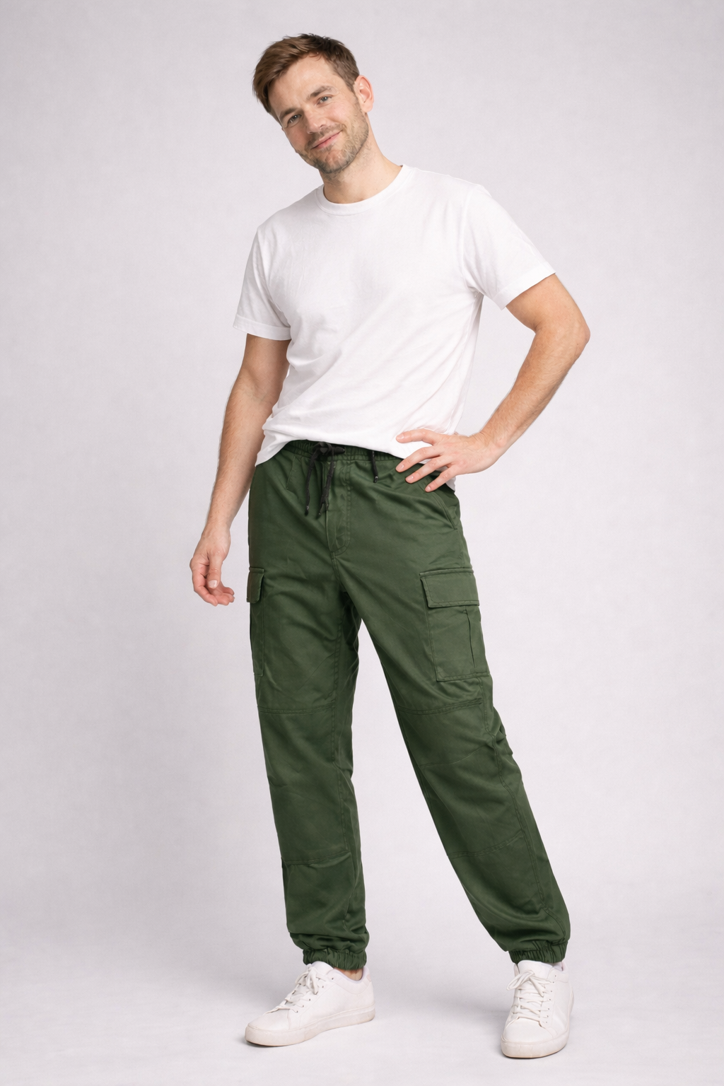 Men's cropped cargo pants with elasticated waist