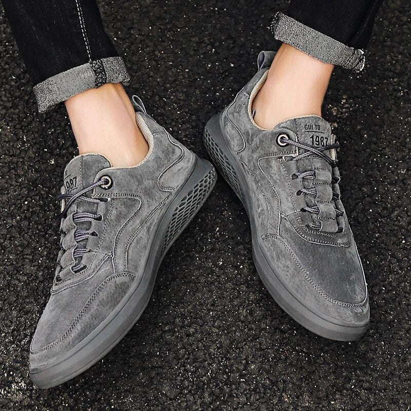 Men's suede sneakers with low-top design