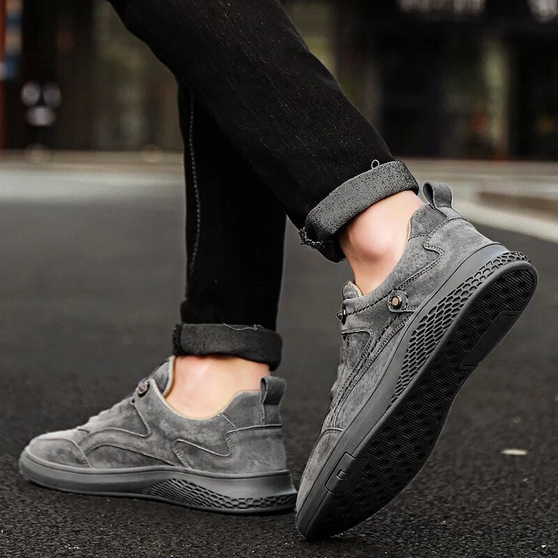 Men's suede sneakers with low-top design