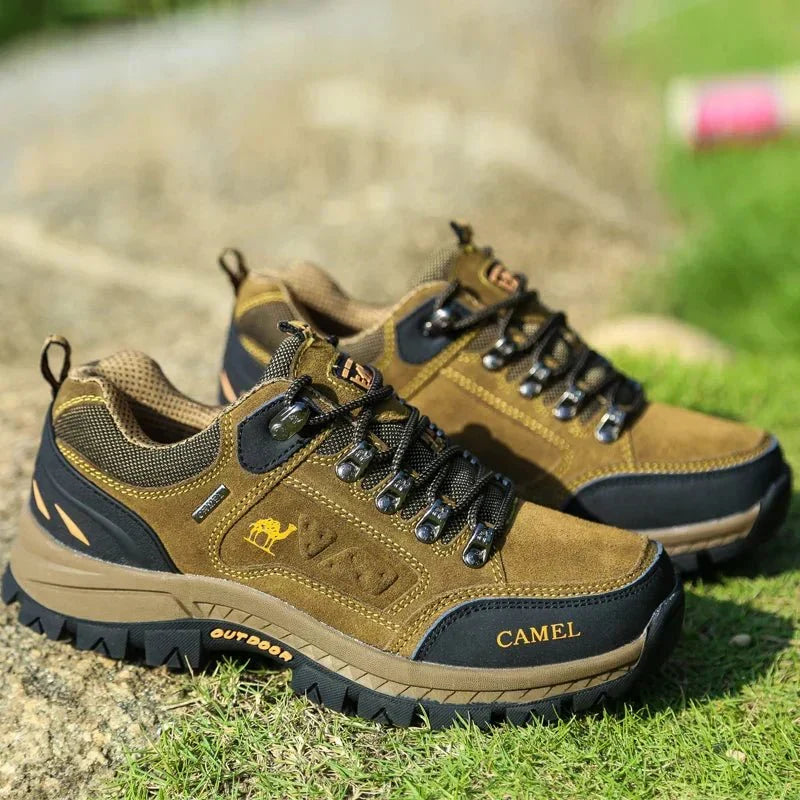Men's hiking boots with lugged sole