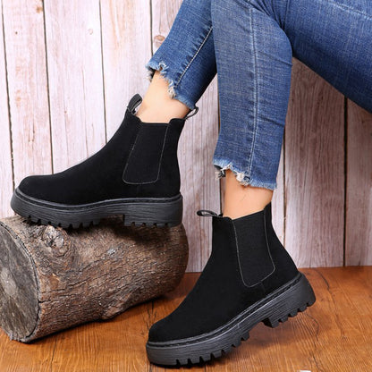 Women's chunky black ankle boots, round toe