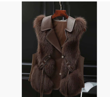 Women's short faux fur coat with long sleeves