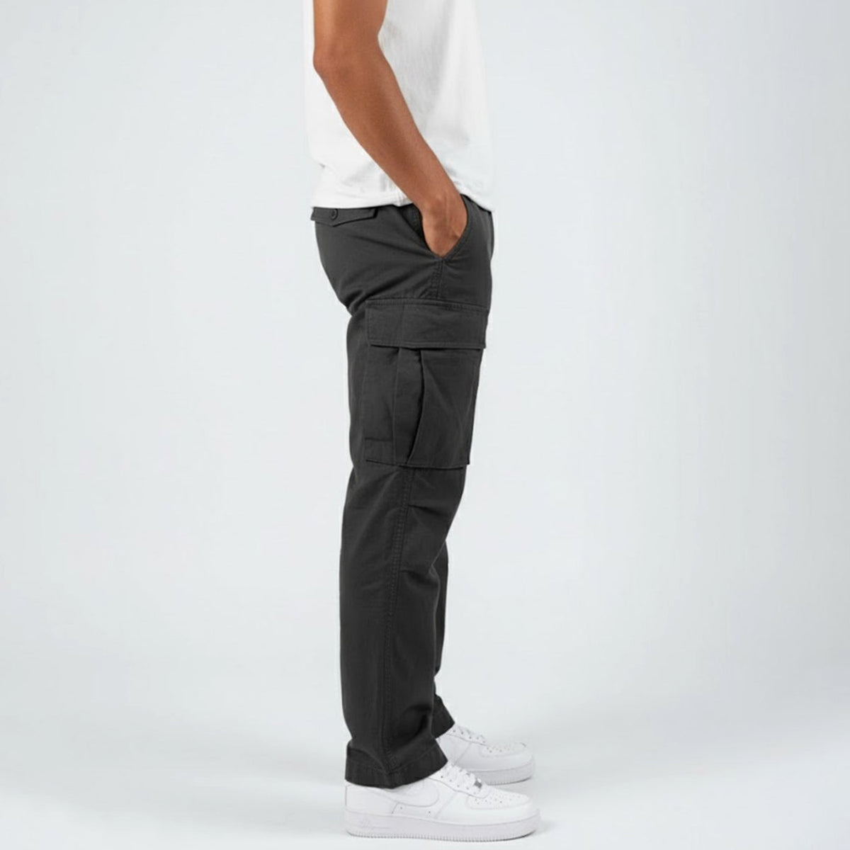 Men's relaxed cargo pants with large thigh pockets - black