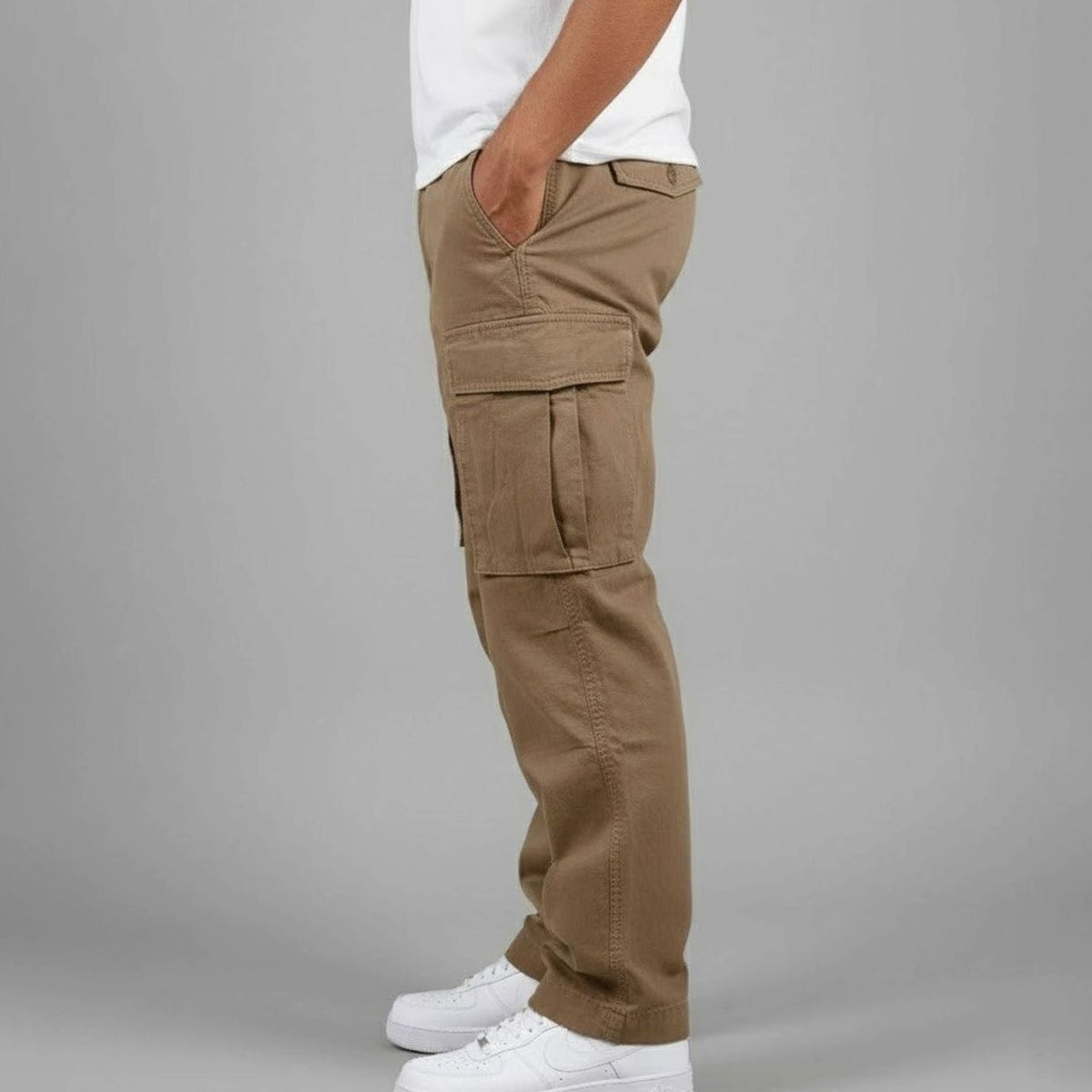 Men's relaxed cargo pants with large thigh pockets