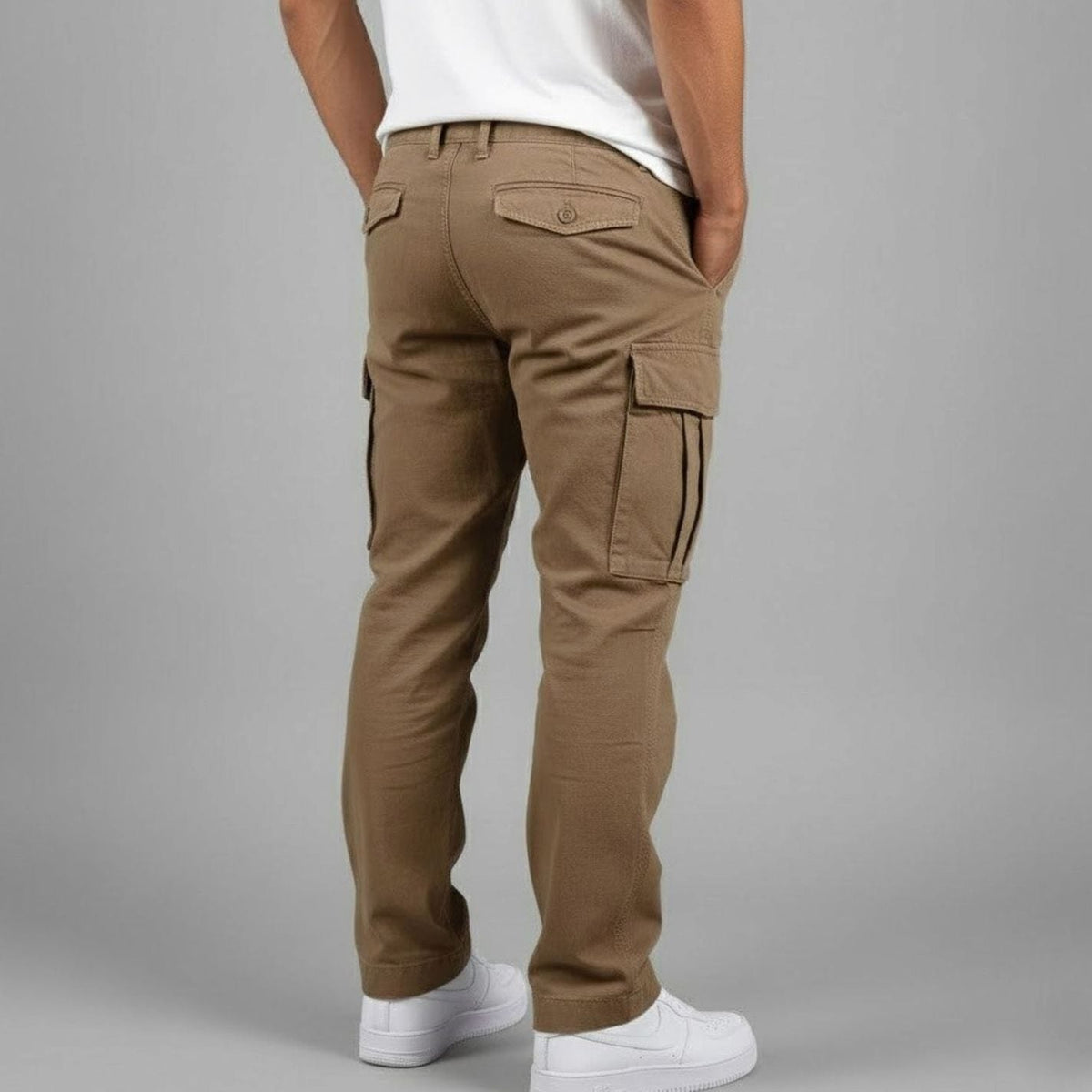 Men's relaxed cargo pants with large thigh pockets