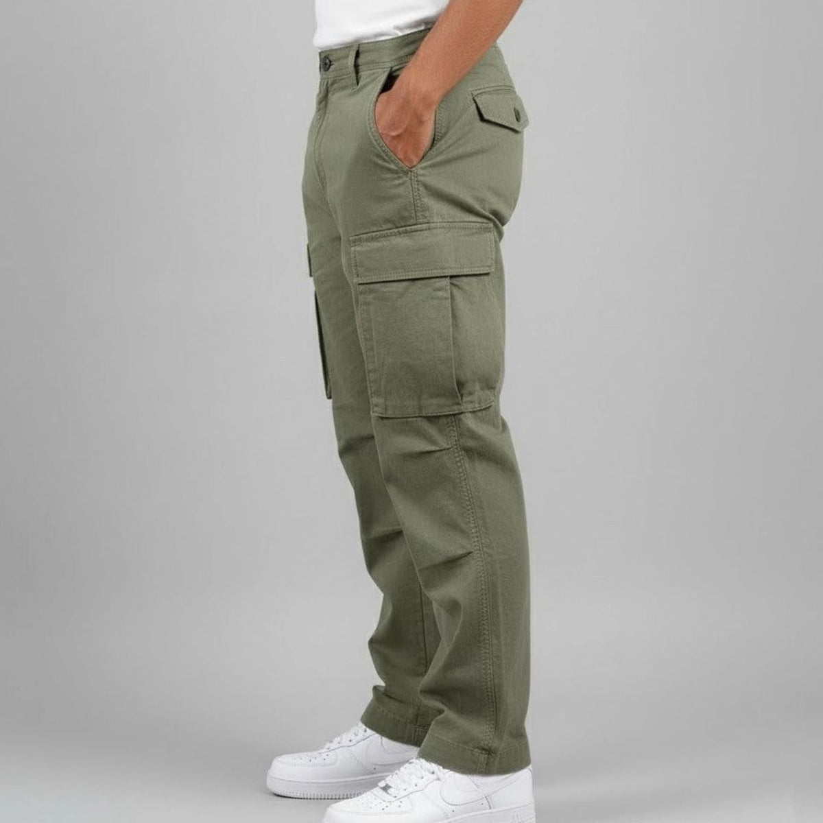 Men's relaxed cargo pants with large thigh pockets