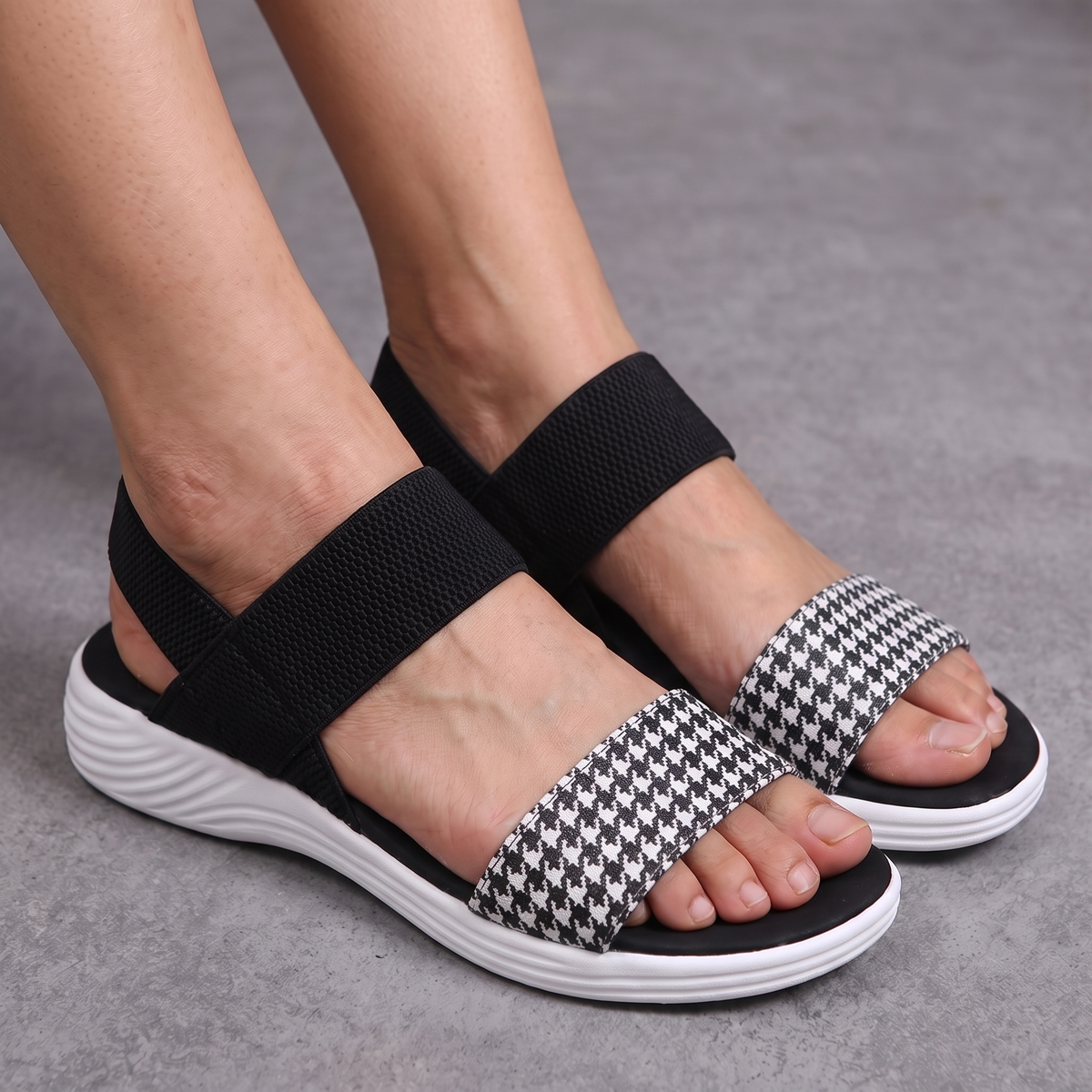 Women's orthopedic sandals for everyday foot support - black and white